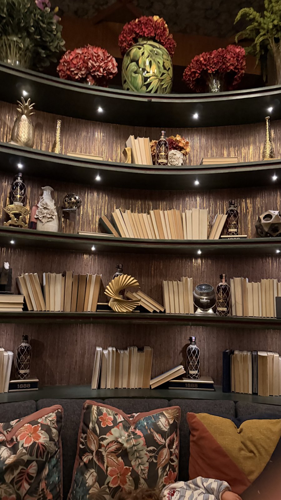 Pila de libros seleccionados por José Gabriel Guayazán Carrillo para la librería El Caddie